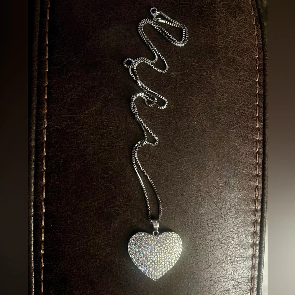 Ash* Silver Big Bling Heart Pendant on a Sliver Box Chain - Picture 1 of 1